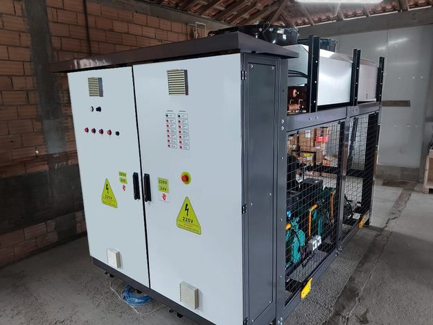 Skid de compressão FrigoTherm com painel elétrico